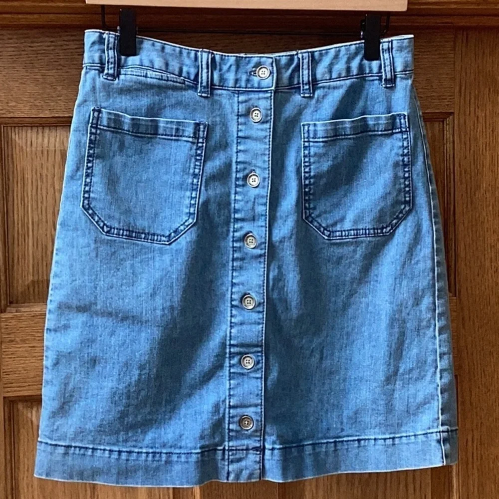 Club Monaco Blue full button, lightweight denim jean skirt, size 6